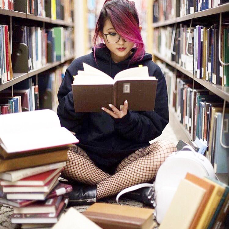 #wednesdayoutfit with (repost) @_lenalemon ❤️ Just love how she styled her #fishnets 📚👩🏻‍🎓#timeforschool #timefortights