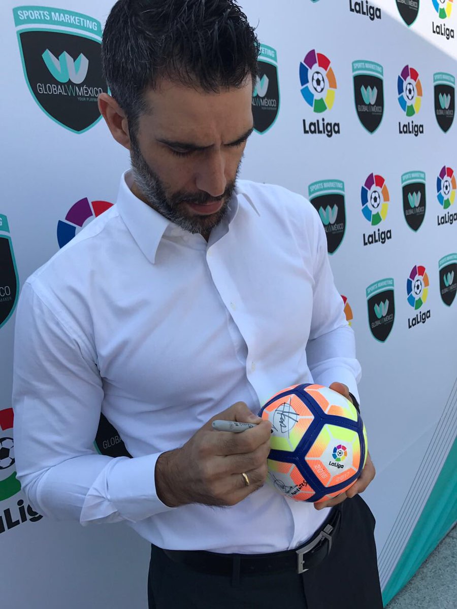 CarolinaPadron's tweet photo. Les gustaría que regalara por aquí un balón firmado por @RaulGonzalez y por @MorientesNo9? RT si quieres que lo rife esta semana https://t.co/tFTafexUDQ