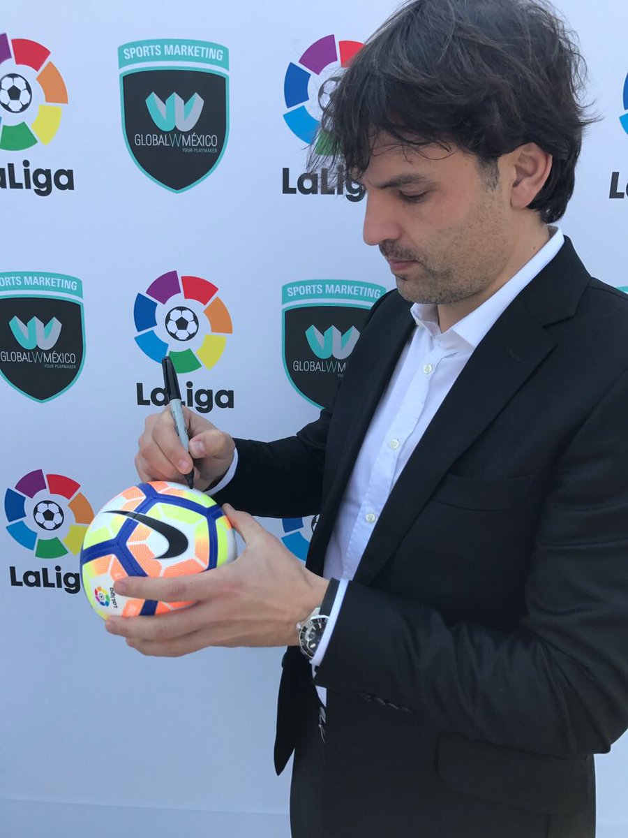 CarolinaPadron's tweet photo. Les gustaría que regalara por aquí un balón firmado por @RaulGonzalez y por @MorientesNo9? RT si quieres que lo rife esta semana https://t.co/tFTafexUDQ