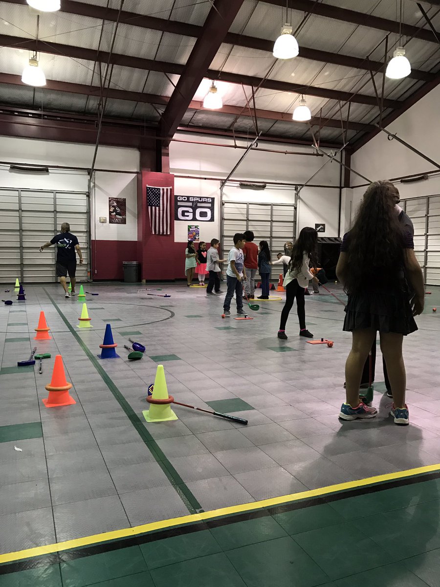 HISDWellness's tweet photo. @TheFirstTee Curriculum in @HarlandaleISD students learning character and golf skills #hisd #gopublicschools #golf #physed https://t.co/QMkLgRn1Cx