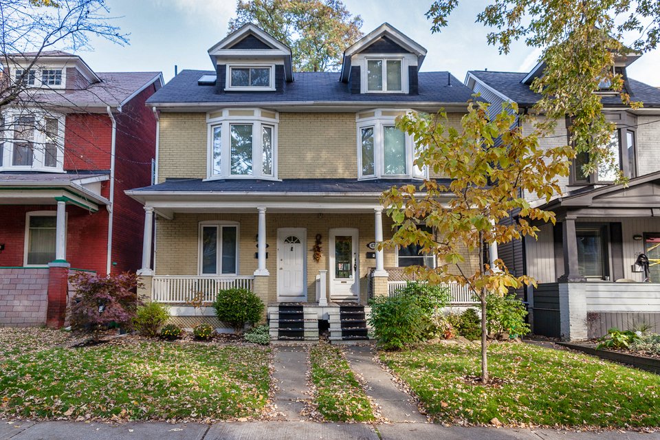 RealtyEnvision's tweet photo. Leslieville has emerged as Toronto's hippest place to dine, drink, shop & live. View Top Listings Here #EnvisionTO https://t.co/nxH0I11ago https://t.co/qJ04mjjOVs