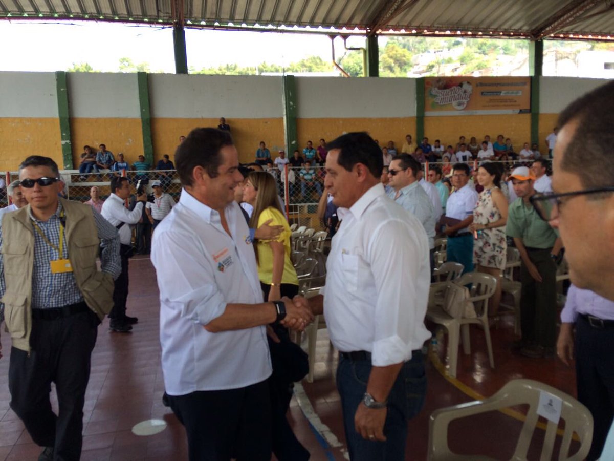 BernabeSenador's tweet photo. San Vicente de Chucurí agradece al Vpdte y al Senador Bernabé Celis, las viviendas gratis para el municipio por $5.164 millones de pesos https://t.co/NIOvgYFLEB