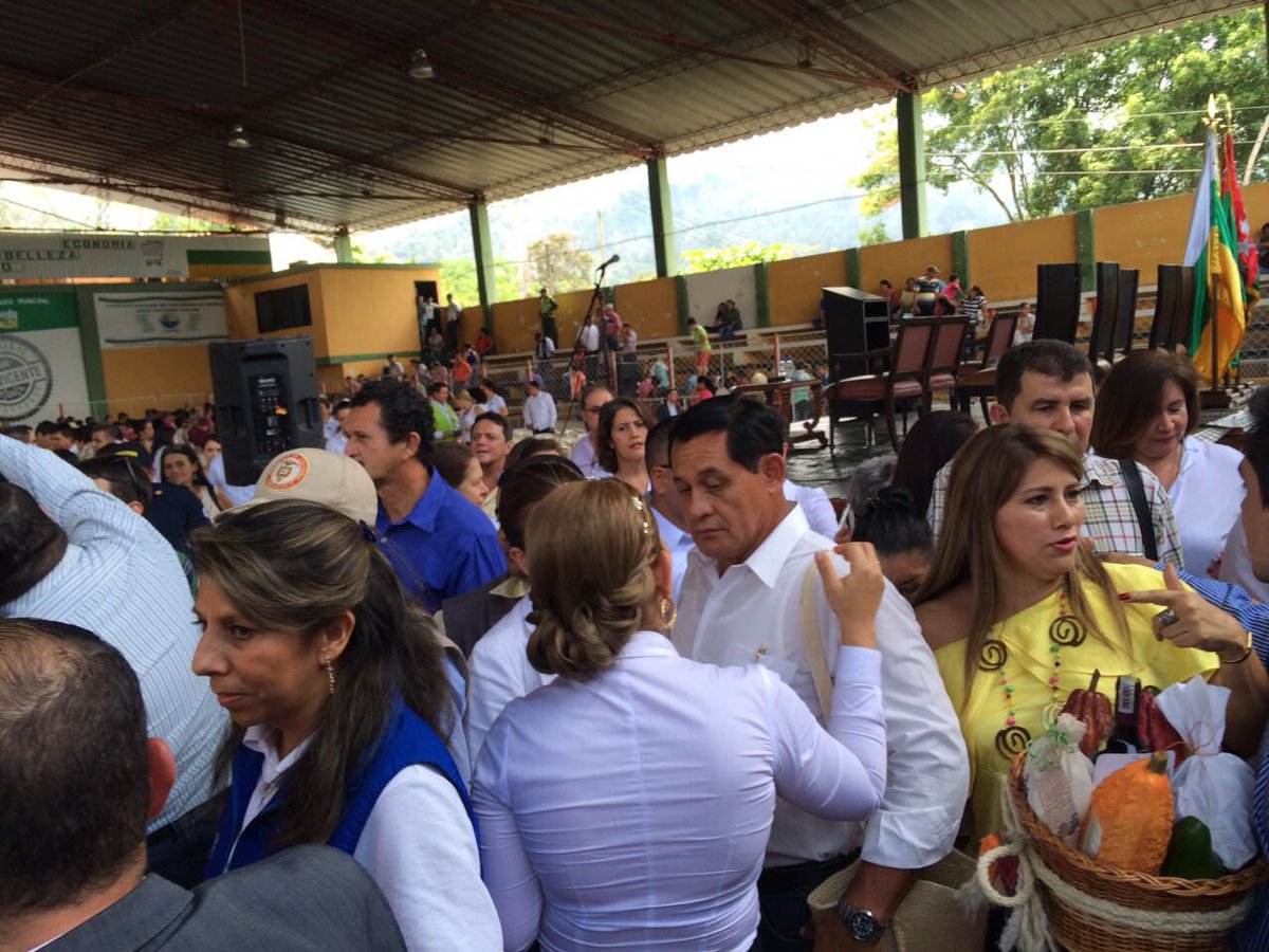 BernabeSenador's tweet photo. San Vicente de Chucurí agradece al Vpdte y al Senador Bernabé Celis, las viviendas gratis para el municipio por $5.164 millones de pesos https://t.co/NIOvgYFLEB