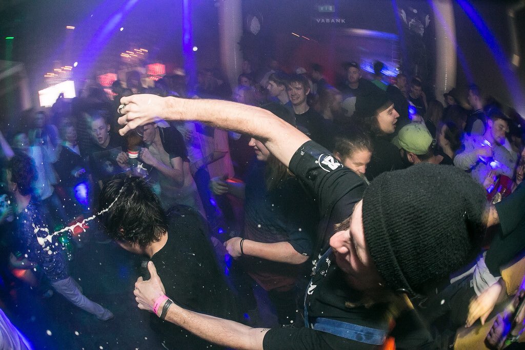 theeddiecuellar's tweet photo. @trevvysiklocks pouring beer and punching me in the pit this past weekend. #SimpleSession2017 https://t.co/1H6gdodFAE
