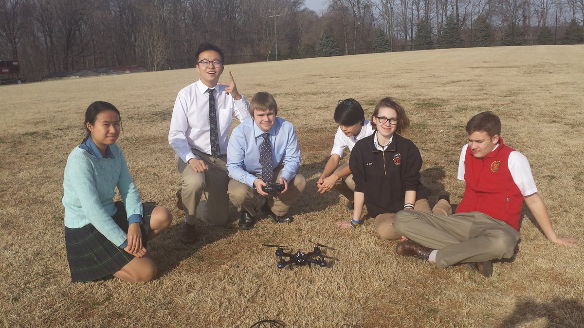 tekkieteacher's tweet photo. Tech club working with drones at #wakefieldschool! https://t.co/vQDI5YOK8d