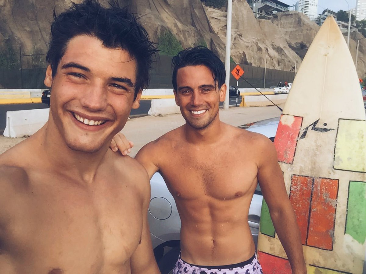 NicholasWenzelT's tweet photo. ¿Qué tal estos surfers ? 
🙄 https://t.co/6ptBPPzBzg