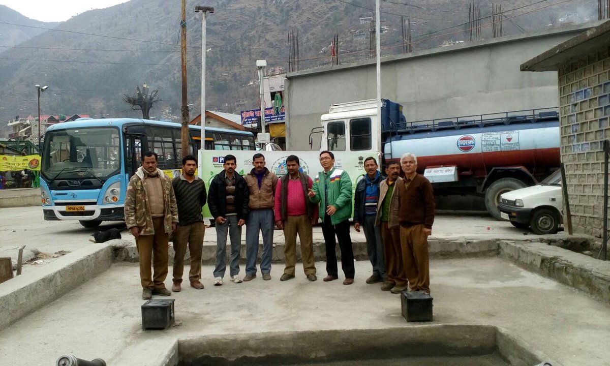 ioclhp's tweet photo. Team IOCL propagating message to save Oil & Gas products in different industries sectors. #SaveFuelSaveMoney #saksham2017 https://t.co/oabcVpRRZY