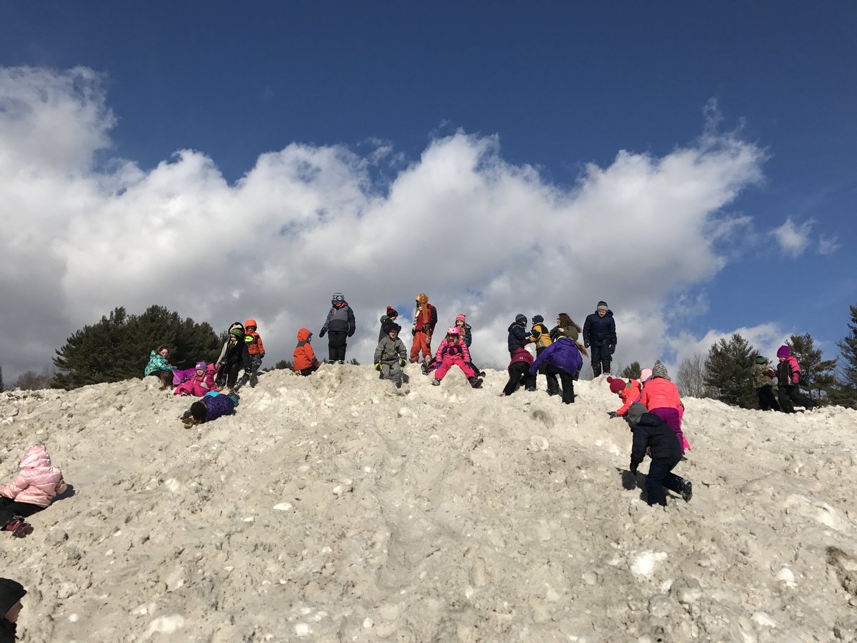 WESBlueDevils's tweet photo. Fresh #snow makes for a #fun #recess #vermontkids #vted #WESBlueDevils https://t.co/p31TZb1ILI