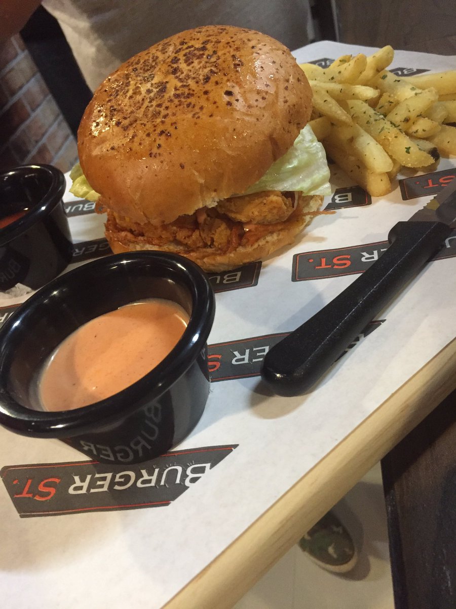 burgerstmty's tweet photo. Como cuando pruebas la red hot chicken burger y sabes que la vida es Bella 🍔😍

📍Monterrey 📍Cancún #foodtruck https://t.co/2BBWvMkhPr