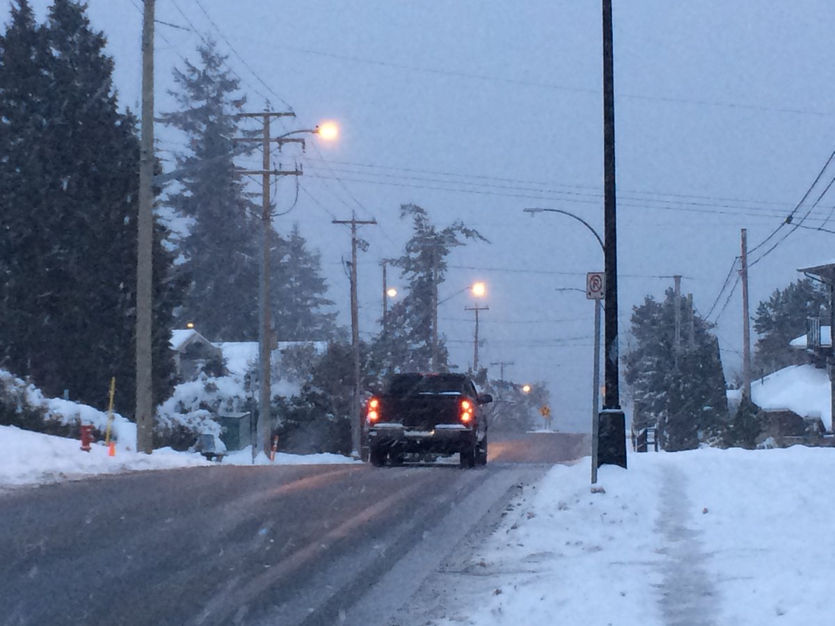 WhiteRockRCMP's tweet photo. Use caution roads are slippery!  #stillsnowing #whiterockrcmp #winteratthebeach https://t.co/Lz1FXLNZlL