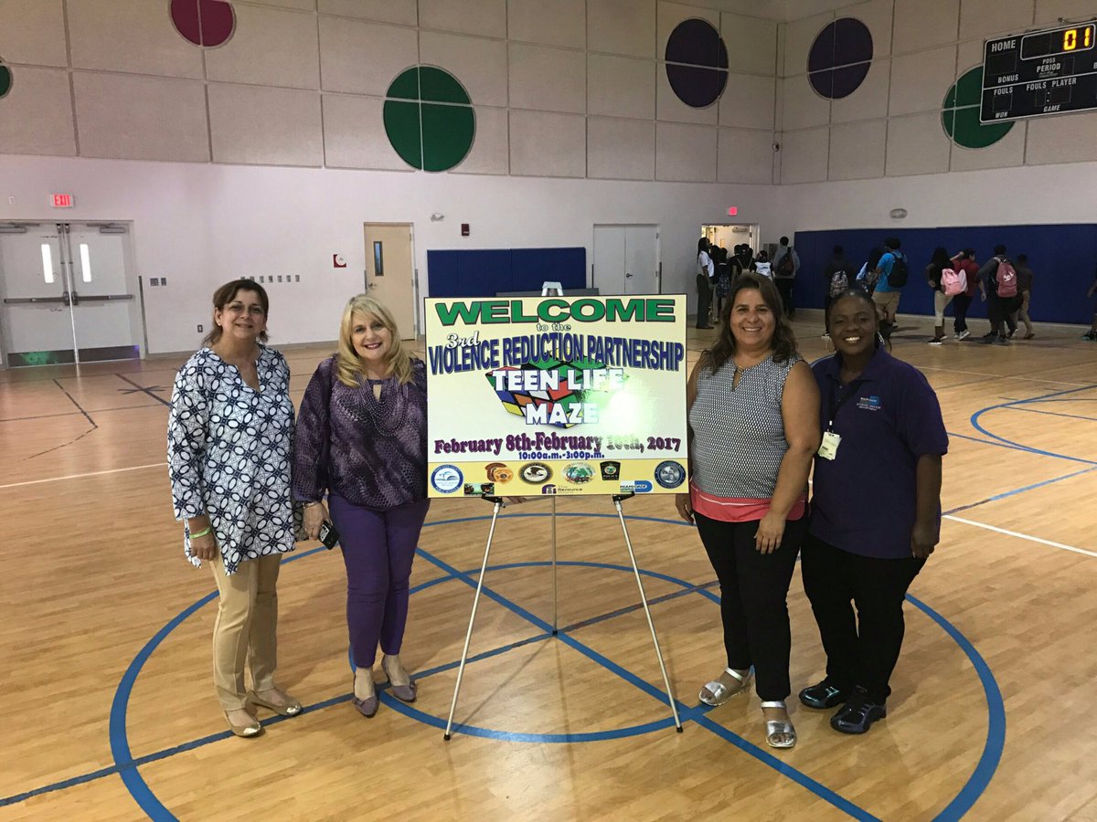 MDCPSOperations's tweet photo. Cutler Bay Middle School CCC:YEP students pledging to avoid use of illicit drugs at the Teen Life Maze #cccyep #deoa https://t.co/4DsniUhCop
