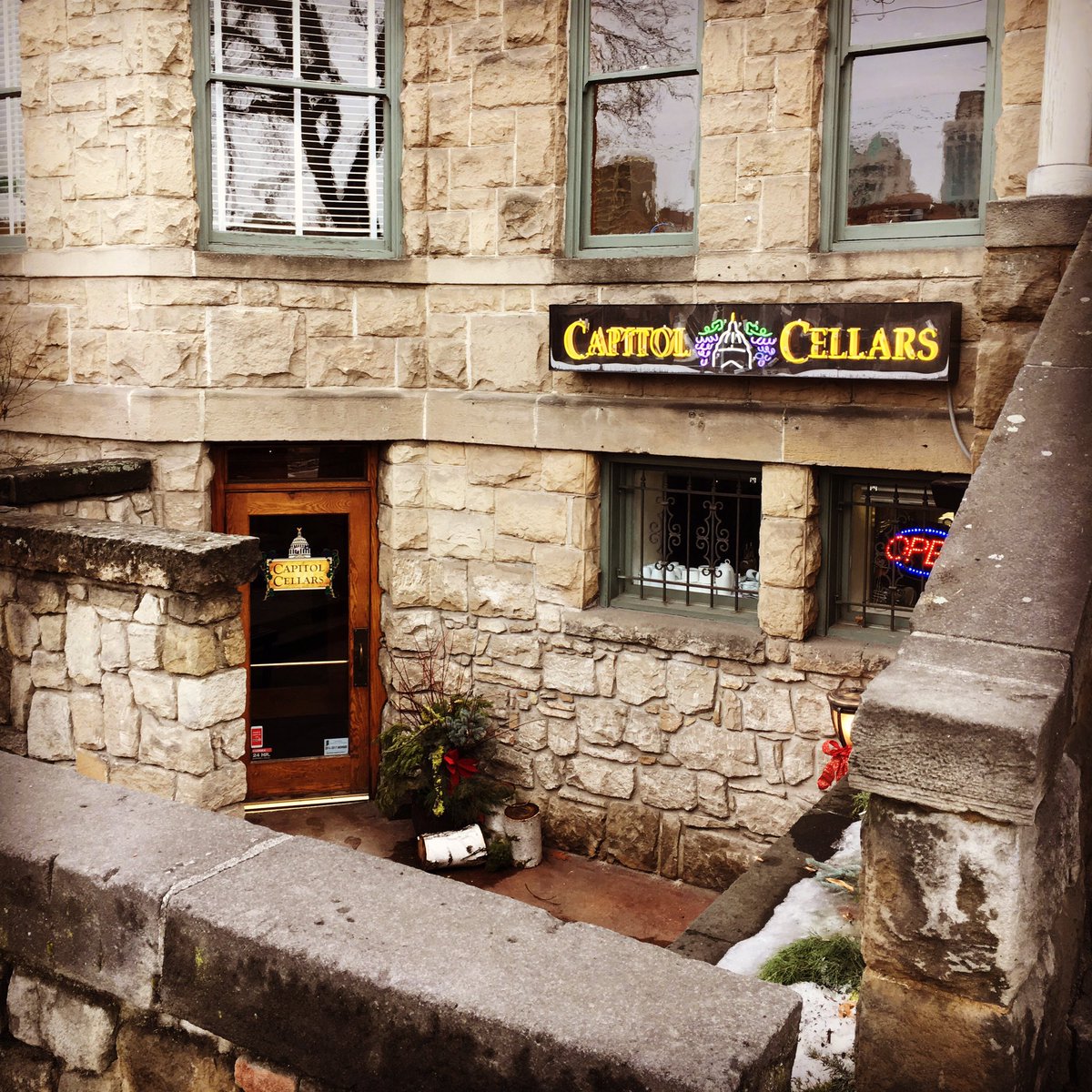 CapitolCellars1's tweet photo. Time to cozy up at #capitolcellars !
#winedownwednesday #idahowine #visitboise #boise #idaho @idahowines @EatGuideBoise @IdahoPreferred https://t.co/3gDR719BOq