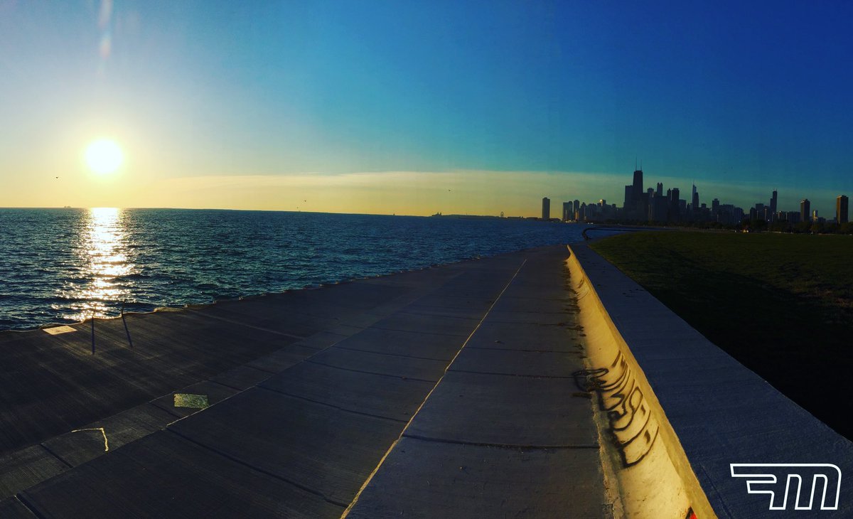 FunkyMackk's tweet photo. #summer #whereyouat ? Wanna try" and hit that early #morning #run by the #lake 😉🏃🌅🎧 #music #chicago #sunrise #dj #producer #fm #funkymack https://t.co/ZSLKcvf86U