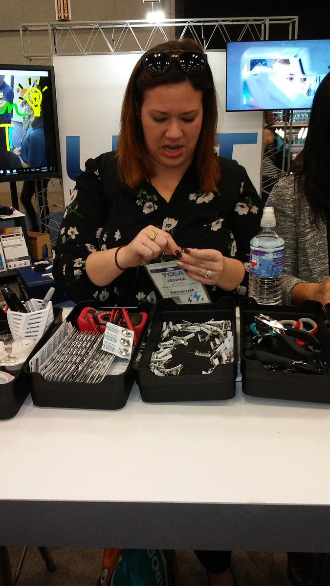 JessDeveloper's tweet image. @jenna_b_wells Loves herself some #makerspace #make2learn #makered #tcea17