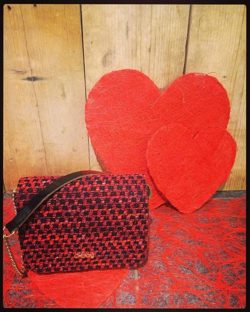 cosineHasselt's tweet photo. Be my Valentine, please? #red #obag #opocket #valentine #valentinesgift #heart #love #gift https://t.co/xSFP6Nsbpu