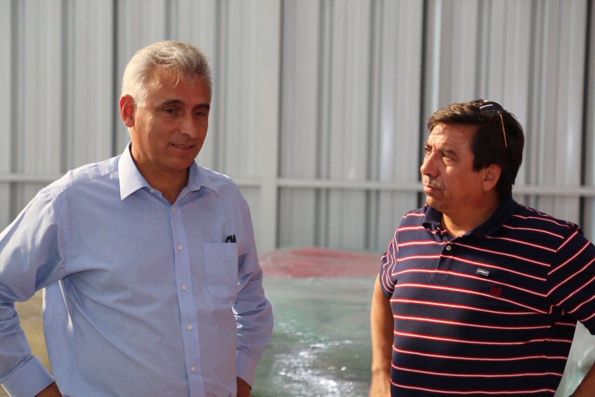 DPROhiggins's tweet photo. Ahora: Intendente visita bodega (barrio industrial) donde se acopia la ayuda de azúcar para apicultores de comunas afectadas por IF https://t.co/4JEFk258mK