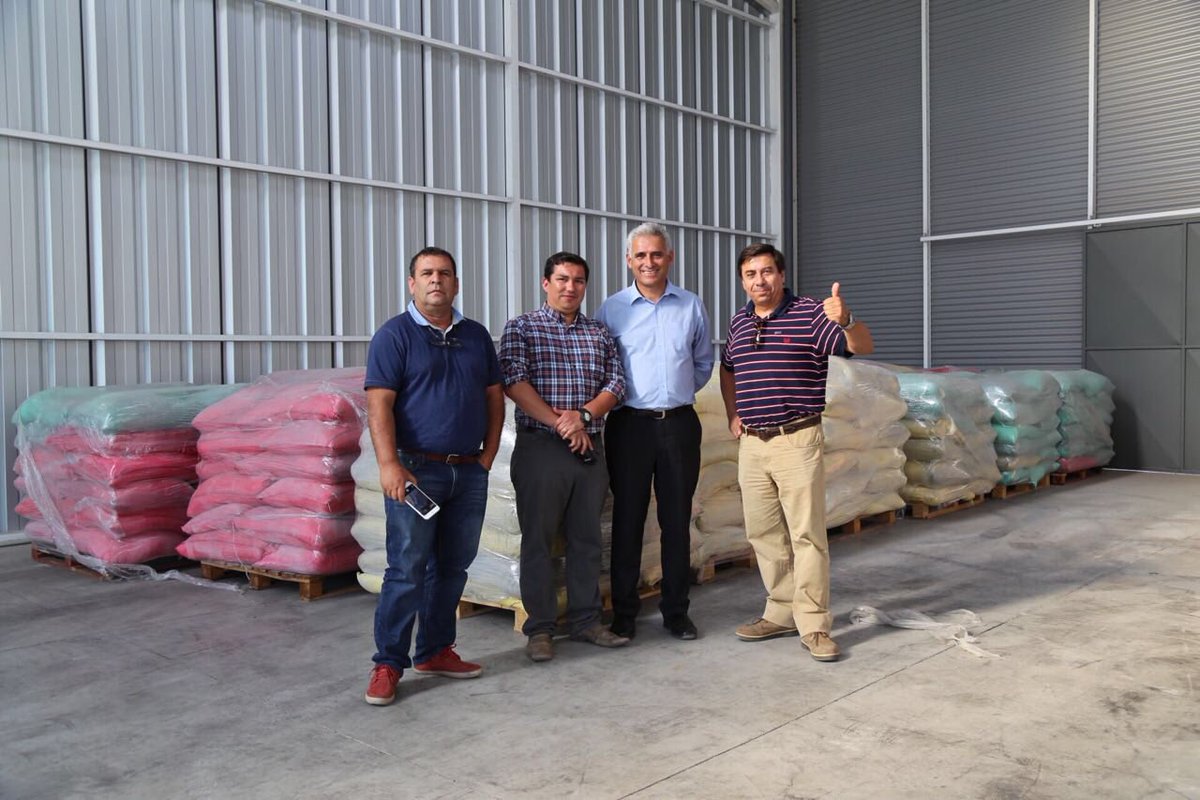 DPROhiggins's tweet photo. Ahora: Intendente visita bodega (barrio industrial) donde se acopia la ayuda de azúcar para apicultores de comunas afectadas por IF https://t.co/4JEFk258mK