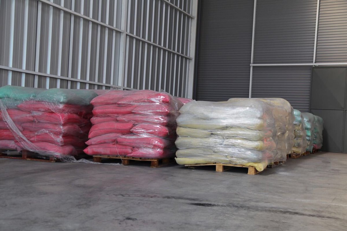 DPROhiggins's tweet photo. Ahora: Intendente visita bodega (barrio industrial) donde se acopia la ayuda de azúcar para apicultores de comunas afectadas por IF https://t.co/4JEFk258mK