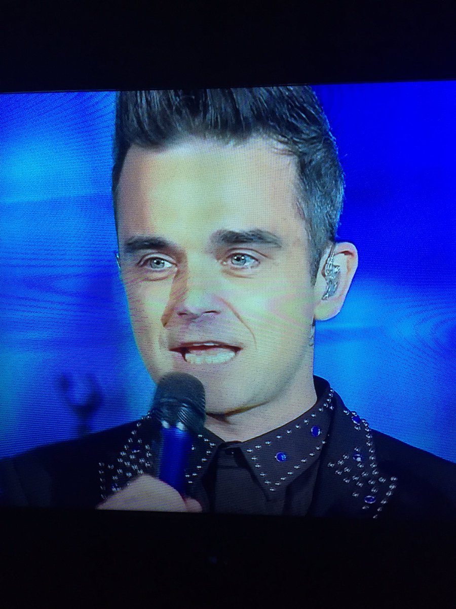 danilo_divini's tweet photo. Soffriamolo 👋🏻

@robbiewilliams #sanremo2017 https://t.co/Yoe3kgWYIU