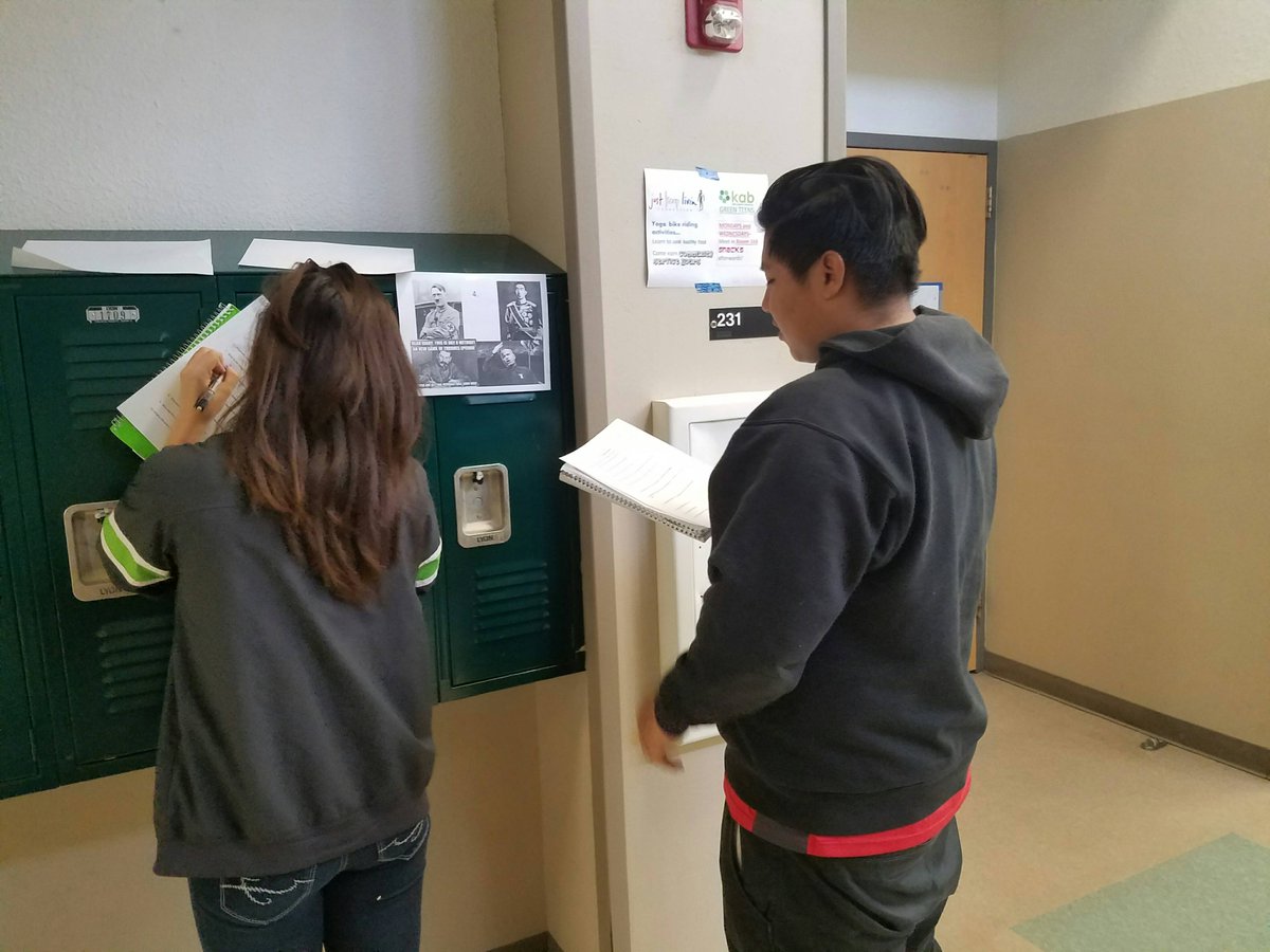 TheStoneTeacher's tweet photo. Ms. Emerick's class participating in a gallery walk. #USHistory #studentsengaged @AkinsAISD @APPAaustinisd  @AISDSupt https://t.co/TVNIRrOFUL
