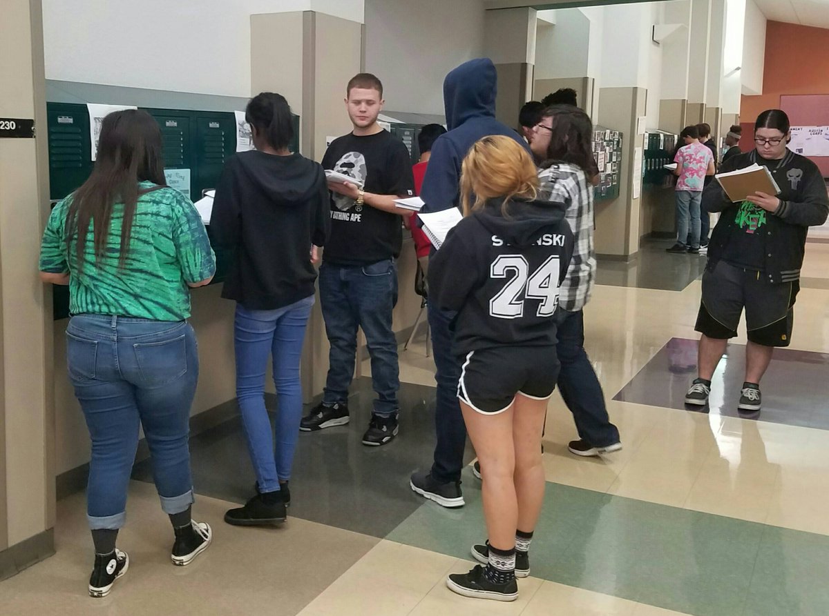 TheStoneTeacher's tweet photo. Ms. Emerick's class participating in a gallery walk. #USHistory #studentsengaged @AkinsAISD @APPAaustinisd  @AISDSupt https://t.co/TVNIRrOFUL
