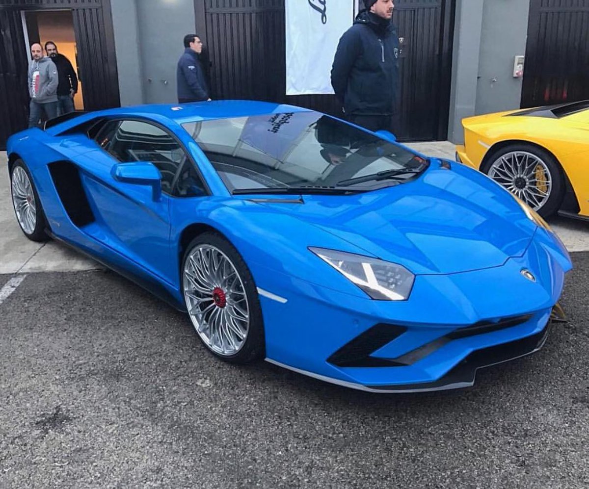 lambotoday's tweet photo. The Lamborghini Aventador S... Pretty isn't she? https://t.co/UVUgwevCCa