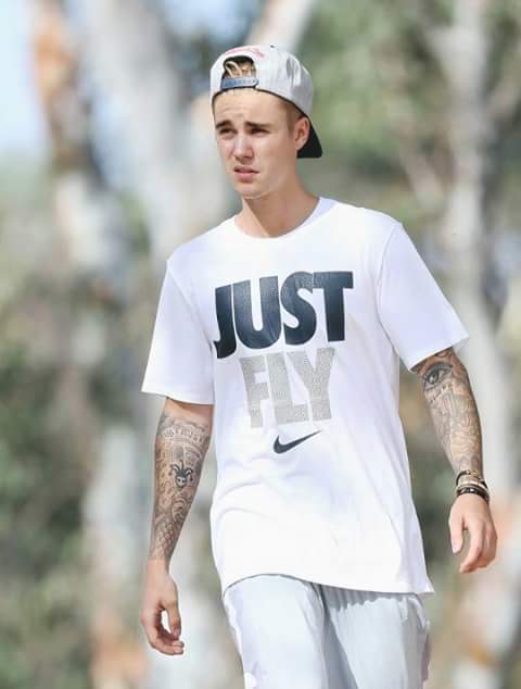 ProjetooBieber's tweet photo. RT=VOTO 
#Beliebers #BestFanArmy #iHeartAwards https://t.co/0hkKEx37bS