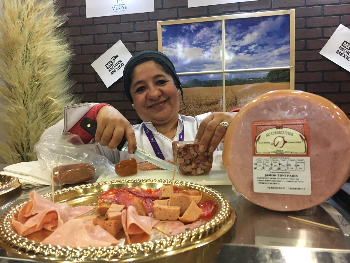 Guy_Santoro's tweet photo. Angélica De La Parra nos acompaña dentro del stand de #RusticPan dentro de la segunda edición de @SirhaMexico 2017 ¡No te lo puedes perder! https://t.co/LhpWbpCNlv