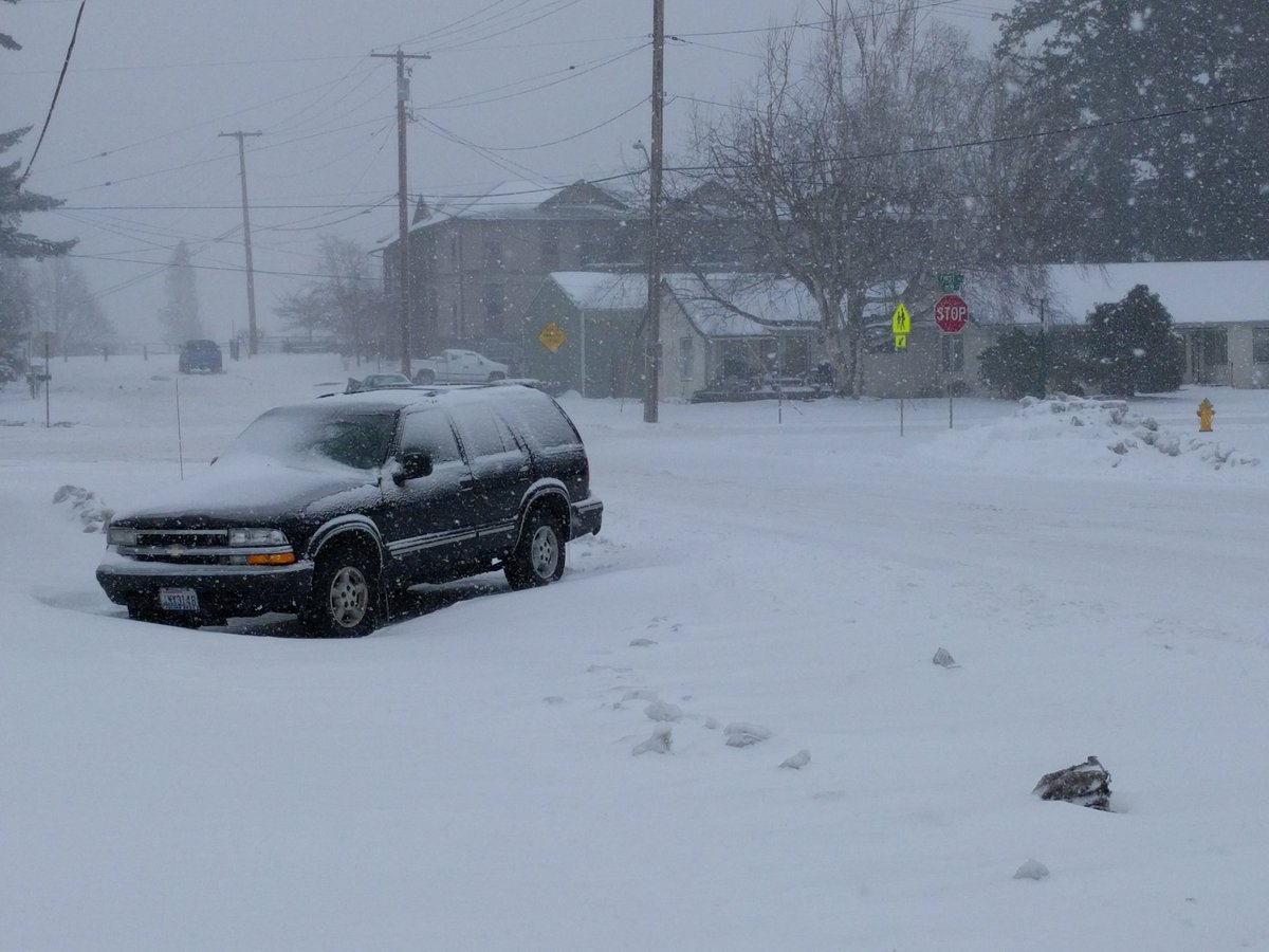 alexgrayhere's tweet photo. Snowing pretty heavy in Ferndale @KGMIRadio Main Street OK, other roads are bad and quickly getting worse https://t.co/50mp2OBTpM