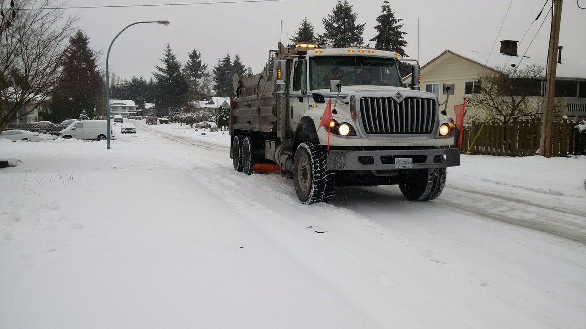 CKNW's tweet photo. Snowfall weighs heavy on #MetroVancouver rooftops #BCStorm #snowfallwarning #Snowfall #snowaccumulation #rooftopsnow https://t.co/XS9GnMJgjZ https://t.co/geHJTE47YO