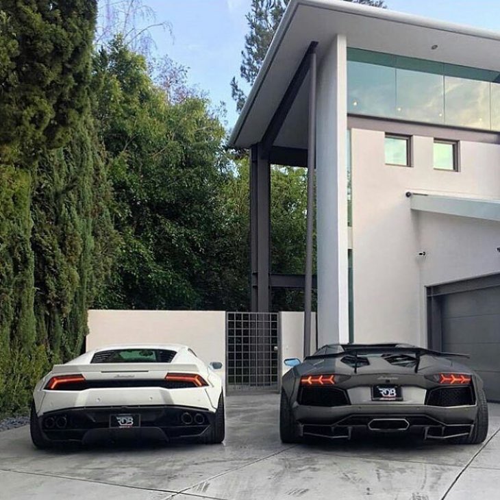 ExoticCarsPage's tweet image. Aventador
Black or white? 😍