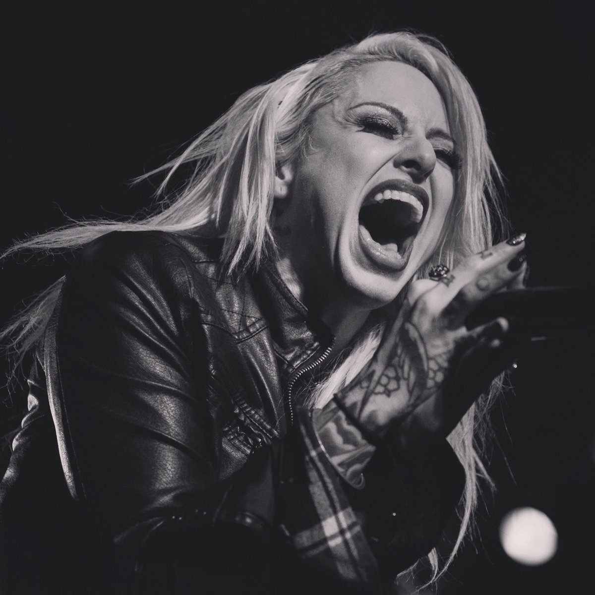 rockdocumented's tweet photo. @Mixiofficial of @stitchedupheart. Need we say more? https://t.co/CaYvn0OOIo. #FLASHISOFF https://t.co/DM9idUE6Zf