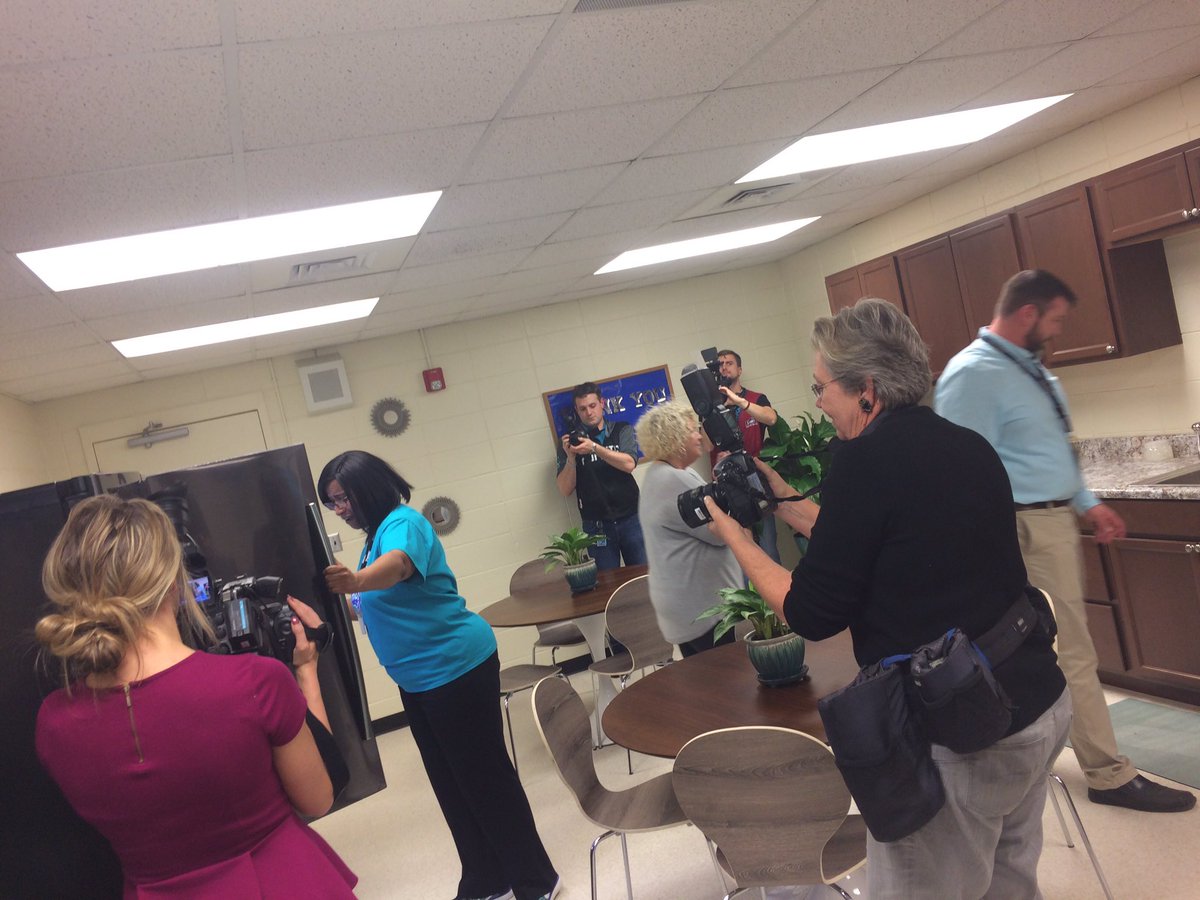 CMSpartnerships's tweet photo. Thank you @Lowes &amp; @hornets for the teacher's lounge renovation @scsuperhero #cmsengage @HugoTheHornet https://t.co/AhdvNfpD10