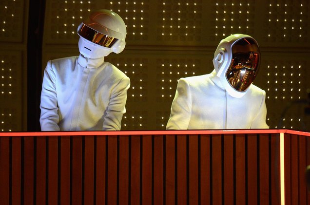 billboard's tweet photo. These college kids have their mind blown by classic Daft Punk music videos https://t.co/hN9B8DPtXq / via @billboarddance https://t.co/Ek3YX99QWc
