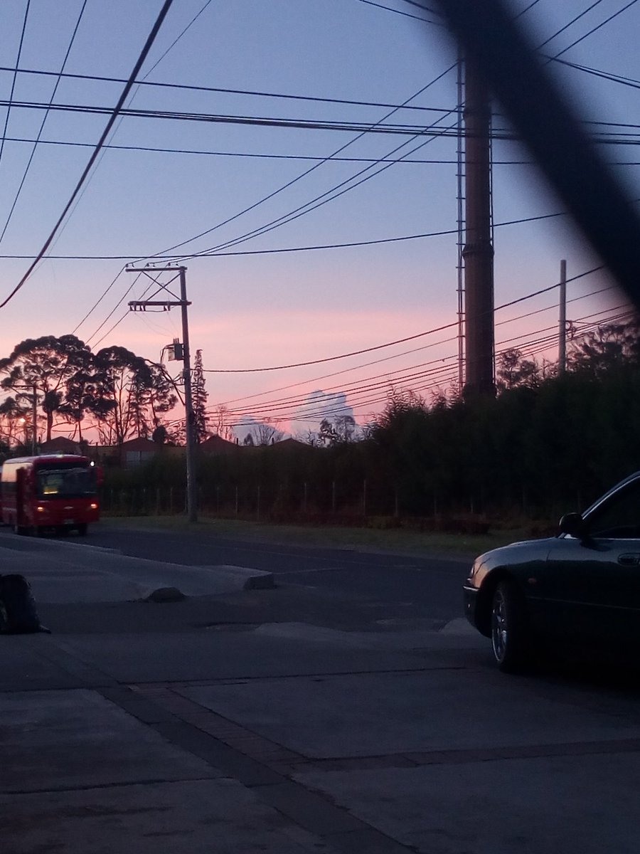 kluci1garci's tweet photo. Con un atardecer un poco rosado ,camino a la tienda por pan con la mejor compañia @los40colombia @MCHeisel #HeiselTime https://t.co/4dVrZ8sb24