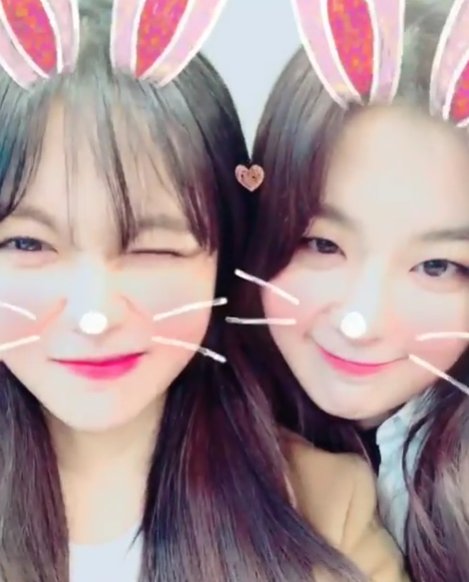idolsfilters's tweet photo. red velvet ♡ yeri &amp; seulgi https://t.co/2eFZcQ3J6x