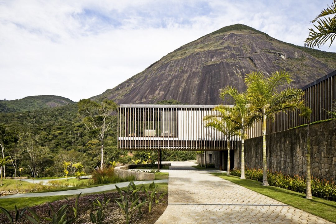 DesignerREstate's tweet image. The JN house is a tropical getaway home in #Petropolis, #Brazil! Situated between the mountains of Petropolis and the #Atlantic Forest!