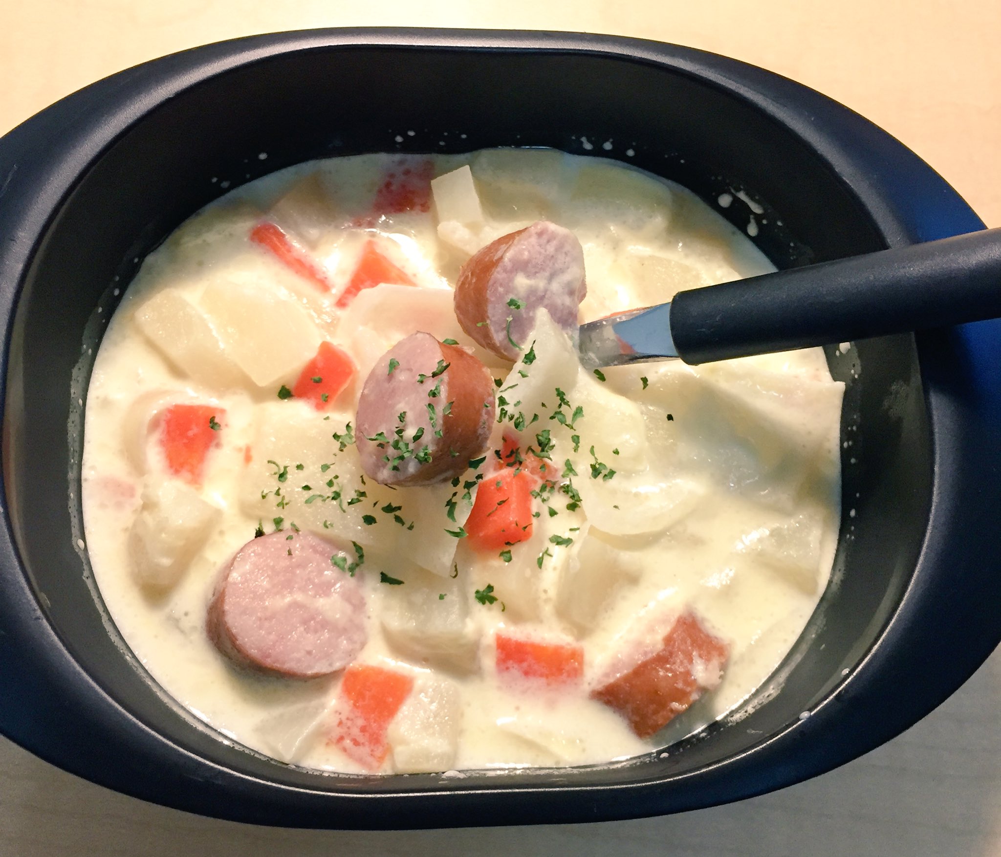 留学中の自炊ズボラ飯 常備菜 牛乳で簡単スープ 材料 3食分 人参 1本 玉ねぎ 半分 じゃがいも 2個 ジョンソンヴィレのウインナー1本 牛乳 適量 コンソメ 適量 作り方 野菜とウインナーをすべて一口大に切ってバターで軽く炒める 牛乳を入れ煮え