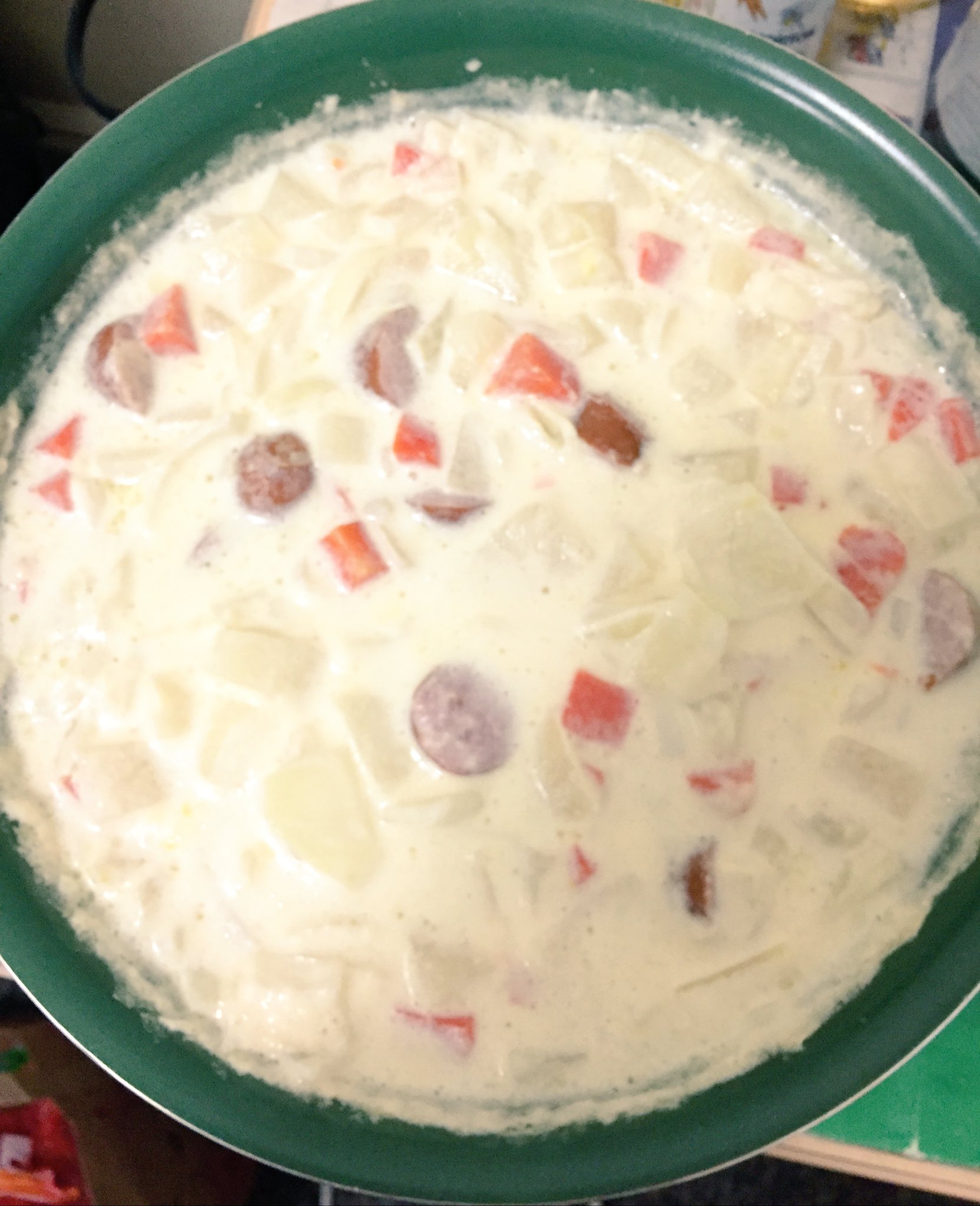 留学中の自炊ズボラ飯 常備菜 牛乳で簡単スープ 材料 3食分 人参 1本 玉ねぎ 半分 じゃがいも 2個 ジョンソンヴィレのウインナー1本 牛乳 適量 コンソメ 適量 作り方 野菜とウインナーをすべて一口大に切ってバターで軽く炒める 牛乳を入れ煮え
