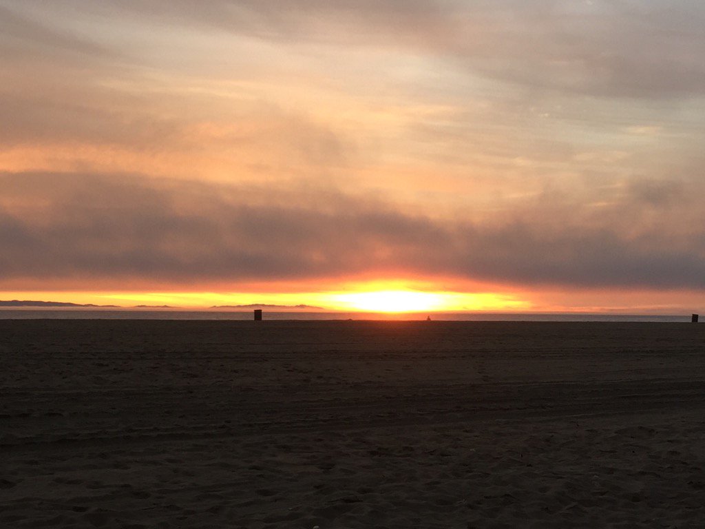 TamiVW's tweet photo. Final day of the conference ends with a stunning sunset. #StamatsOnTheBeach #HigherEdSmarter #NewFriends https://t.co/plEDPKAJh5