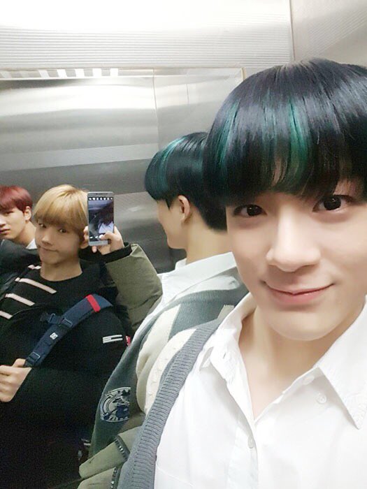 BABYJISUNG_TH's tweet photo. (UPDATE) 170209 #NCT Vyrl Update #NCT_DREAM #JISUNG #지성 ภาพจากการไลฟ์เมื่อคืนค่ะ 😆 จีซองผู้เข้ากล้องของทุกคน😂 https://t.co/BV7y5MiEku
