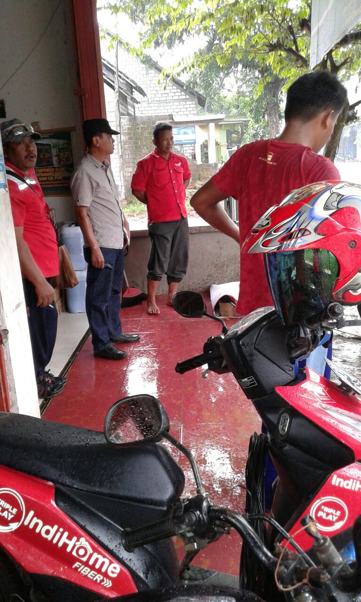 CINYO7's tweet photo. #indituban
Pengerjaan penyambungan FO di lokasi 17.23 km dari tuban terhambat hujan lebat namun masih tetap semangat..... https://t.co/MZYIELRFQm