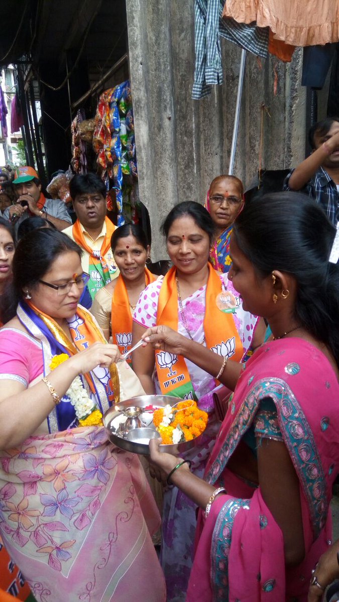 imShriniwas's tweet photo. #Ward122 #BJP candidate #VaishaliPatil starts off the election campaign... Karyakrtas welcome with #Aarti #BJP4BMC #parivartanwithbjp https://t.co/Bw2S4Sbduk