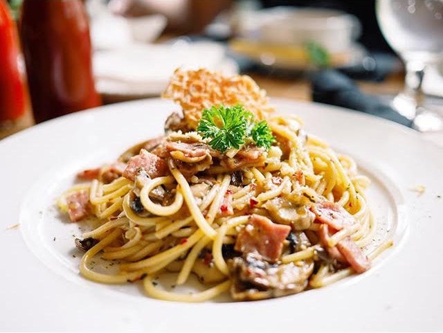 Whoops! Don’t be drooling! You can have Spaghetti Aglio Olio just like other people had. This great picture is taken by <a href="/twopaperpen/">Two Paper Pen</a>