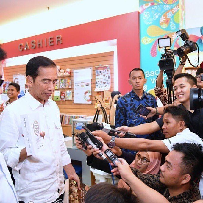 adDEEction's tweet photo. Demi apah?! Munah senengnya lebih-lebih dari naik gaji! Pak Presiden, segenap posko #Addee… https://t.co/zlm4LyIZIb https://t.co/HoOnUCi2wH