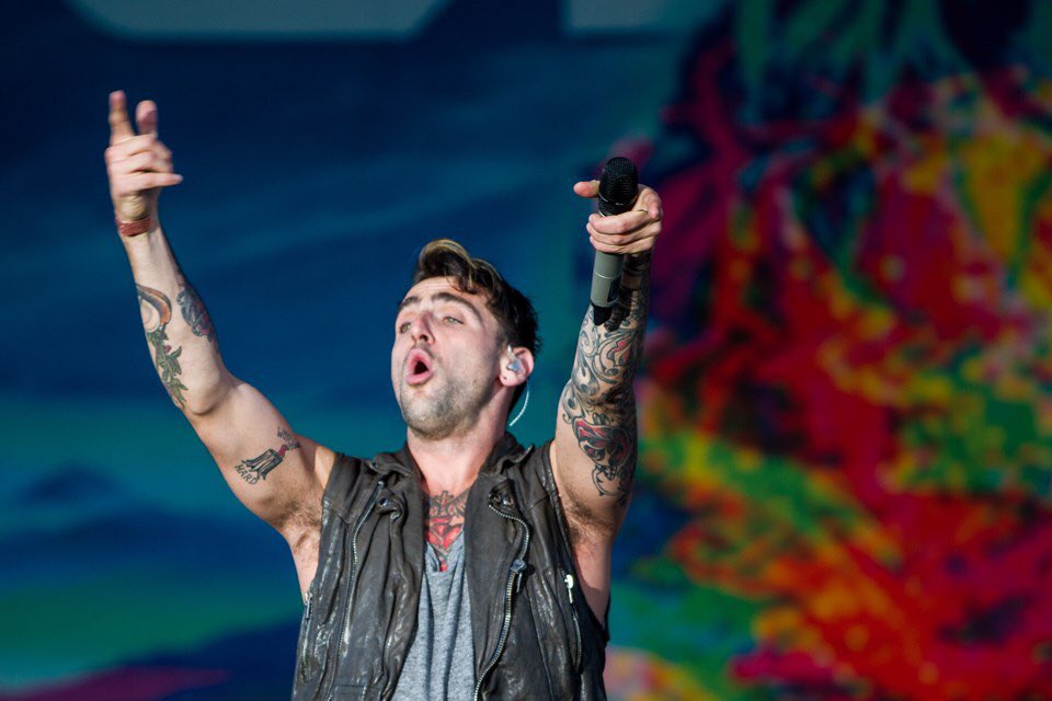 HedleyUpdates_'s tweet image. SAY IT SO EVERYONE IN THE BACK CAN HEAR. RT this to vote for Hedley to win the Juno Fan Choice award. 

1 RT = 1 VOTE #JFCHedley