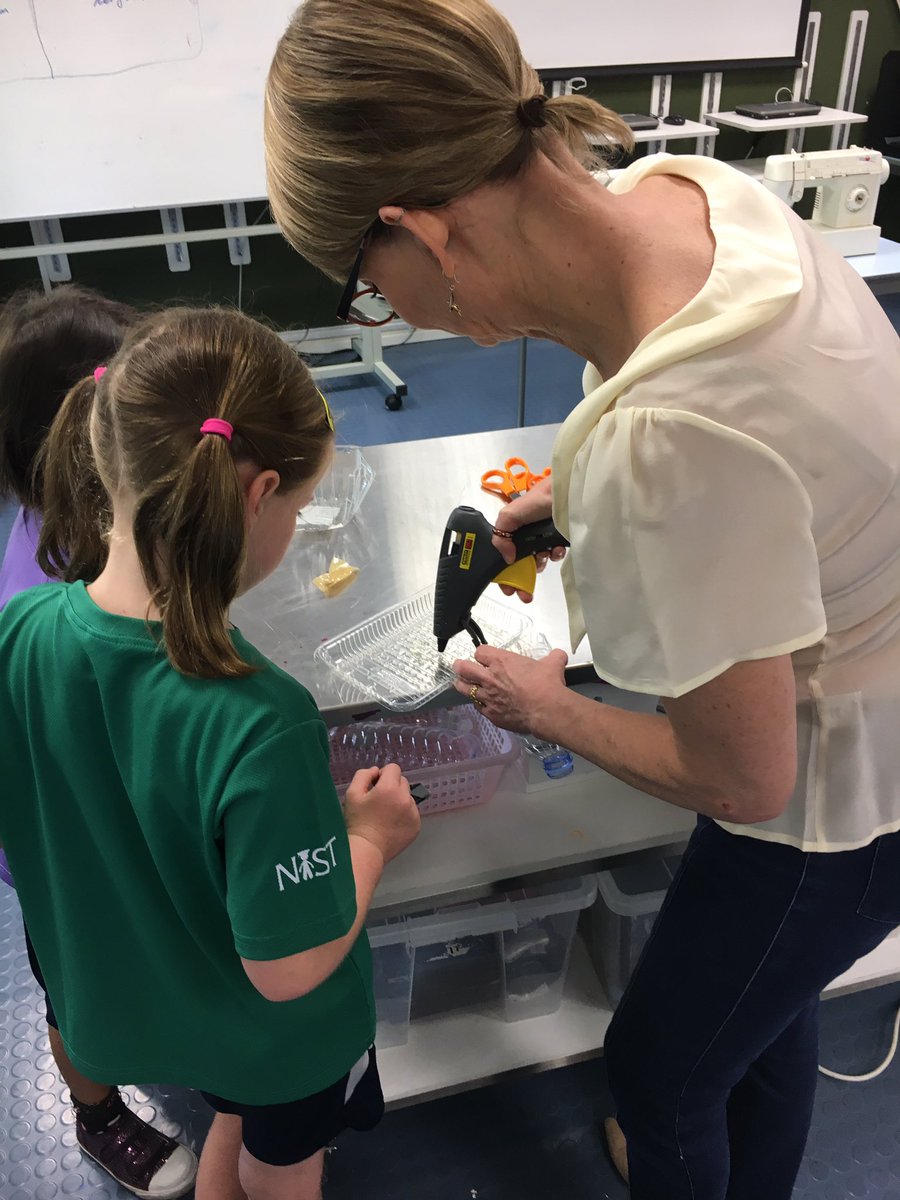 ToscaKilloran's tweet photo. For the really tricky bits a bit of modelling is needed! @jenniferbaccon #elemakerspace https://t.co/7wDoqTMEpn