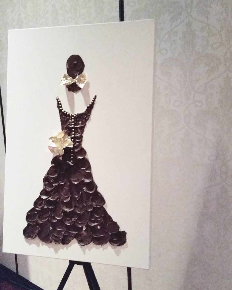 mlipseyart's tweet photo. Painting in chocolate this weekend! At Marché Bonsecours in old Montreal. #JTMEC https://t.co/QnVYVxJShy