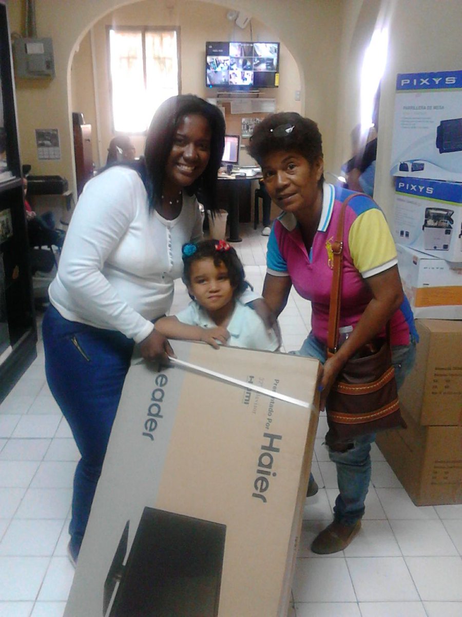 abrebrechacom's tweet photo. Jornadas socialistas de #MiCasaBienEquipada llegan a hogares Varguenses gracias a @NicolasMaduro y @comerssovzla: Leg. Margarita Rodríguez https://t.co/LPbOXLgxMy