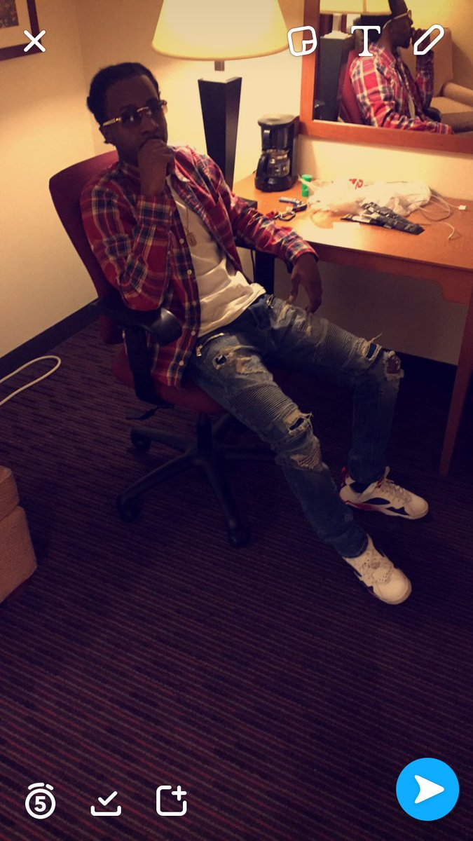 _FlexAlmighty's tweet photo. You don't have to flash money in every picture when that money talk for you https://t.co/OKb0gCLVjJ
